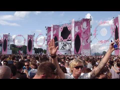 Axwell @ Extrema Outdoor 2009, playing Clocks by Coldplay