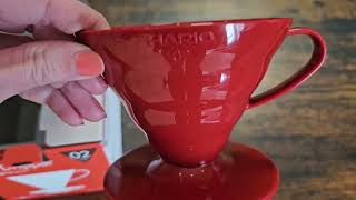 Hario plastový dripper na kávu V60-02 červený