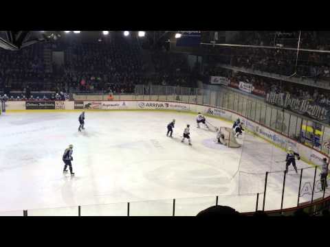 HK Nitra - Banska Bystrica 8-2 (18.1.15) presilovka gol H. Ručkay