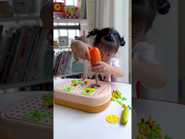 Vídeo relacionado con Kidoozie Little Builder Tool Belt - Includes Belt with Pockets, Pretend Hammer, Pliers, Wrench, Screwdriver With 2 Bits, And Electronic Beeper - Ages 2 And Up by Kidoozie