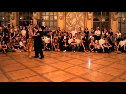  Aoniken Quiroga  and  Alejandra Mantinan  are  dancing  to  the  tango  "  Te Aconsejo Que Me Olvides  "  by  Aníbal Troilo  in  2012