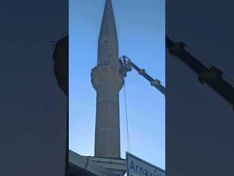 99 depreminde ve lodosta zarar gören minare güvenlik önlemi alınarak yıkıldı