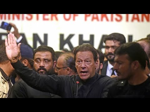 رئيس الوزراء السابق عمران خان يستفتي شعبيته بترشحه للانتخابات الفرعية في باكستان…