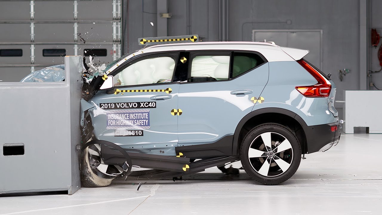 2019 Volvo XC40 40 mph driver-side small overlap IIHS crash test