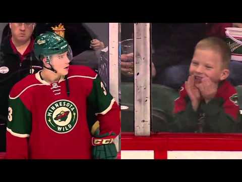 Hockey Player and #39;s Wave Makes Kid and #39;s Day