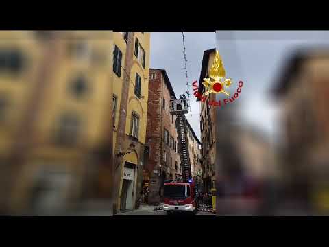L'intervento dei vigili del fuoco sul luogo del distacco d'intonaco a Lucca