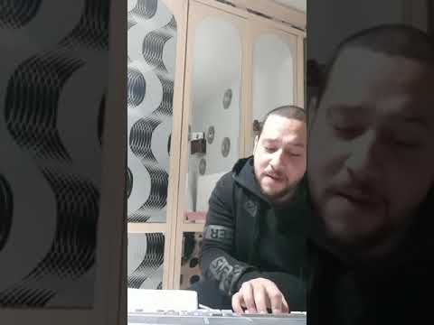 Hermano kilino cantando en su casa