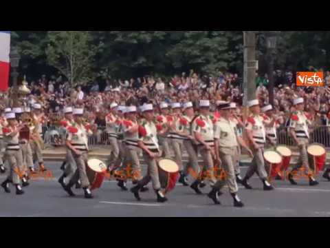 Parigi, sfila la Legione Straniera alla Festa del 14 Luglio
