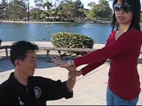 女性の護身術（掴まれた時の防御と指圧）