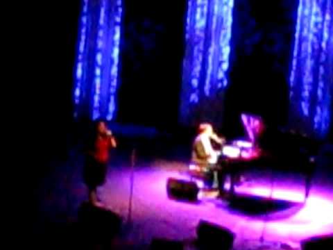 Rufus Wainwright and Lucy Wainwright Roche - Hallelujah, 2.12.09 Red Bank Count Basie Theatre