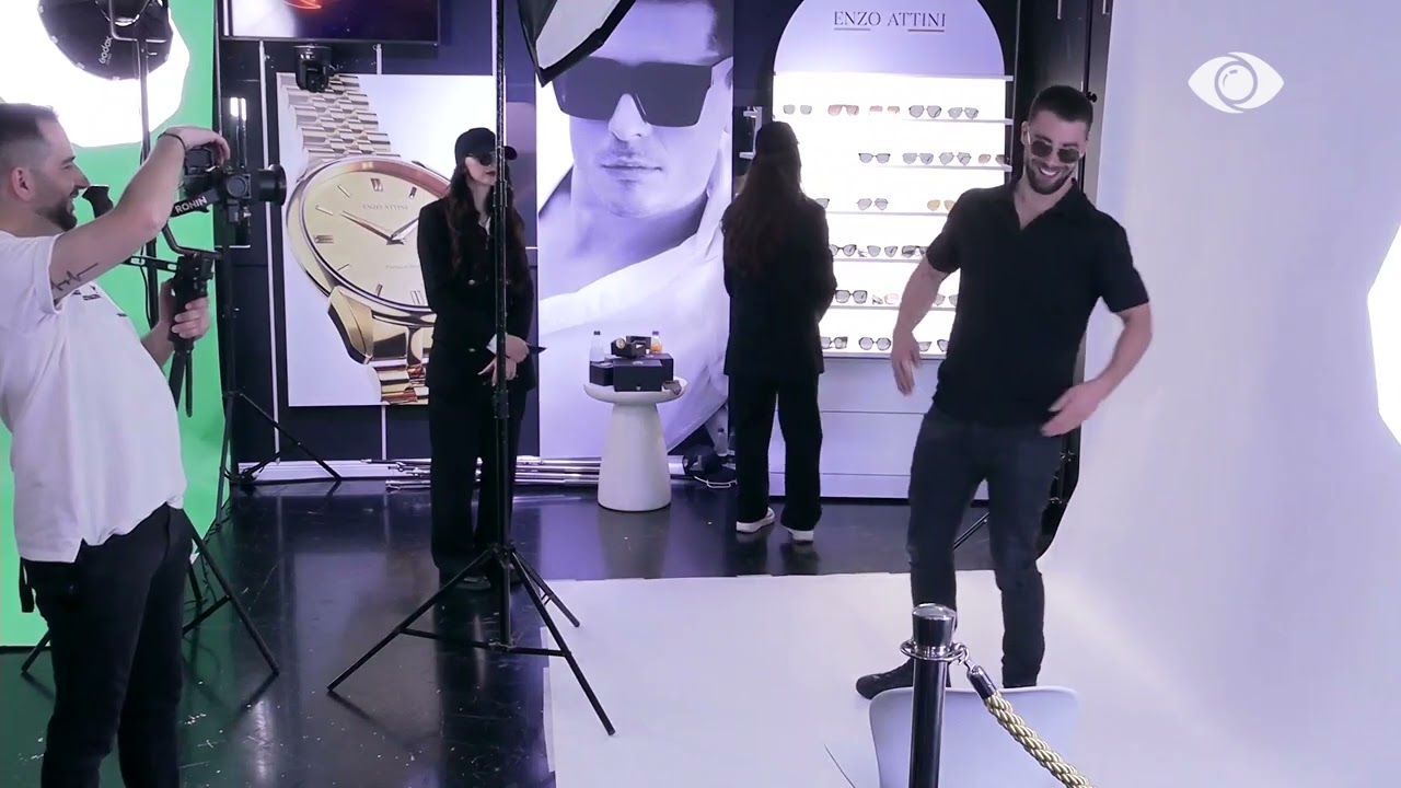 Meritoni pozon për setin fotografik të Enzo Attini