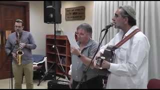 Shlomo Carlebach "Nishmat" Benyamin Steinberg נשמת כל חי (הזמר והיוצר בנימין שטיינברג) - התמונה מוצגת ישירות מתוך אתר האינטרנט יוטיוב. זכויות היוצרים בתמונה שייכות ליוצרה. קישור קרדיט למקור התוכן נמצא בתוך דף הסרטון