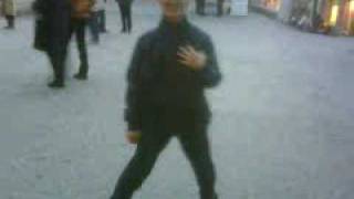 preview picture of video 'Il ballo sexy di Amedeo in piazza ad Urbino!!!!'