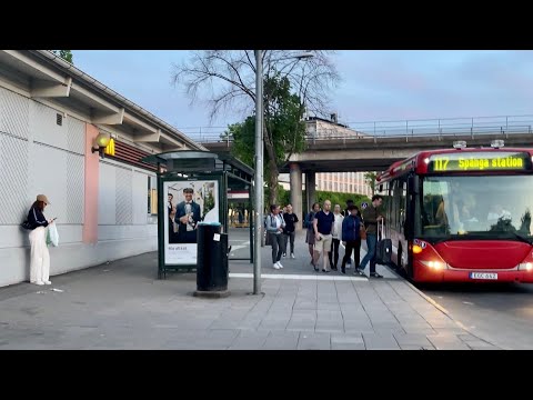 Stockholm Walks: Brommaplan. Suburb center & traffic junction on a Tuesday evening