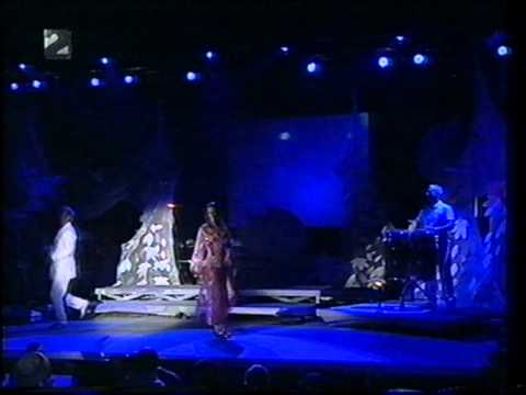 Ivana Banfić i Dino Merlin-Godinama.mpg