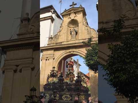 Salida de San Francisco de Asís por el arco del Compás de San Francisco #procesiónextraordinaria