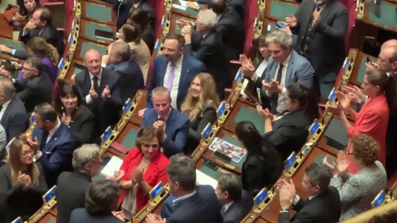Valentina Barzotti (M5s) alla Camera con la figlia neonata in braccio per voto su legge elettorale