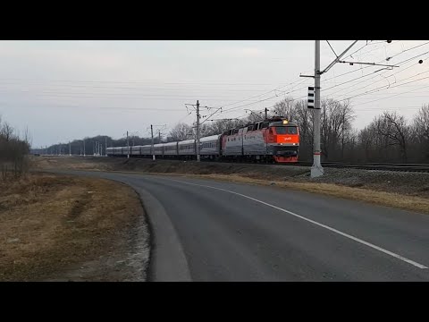 ЧС7-285 с поездом №746 Белгород-Москва пролетает станцию под 120 км/ч