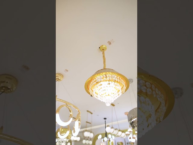 ثريا كريستال ذهبي مع جلد ابيض