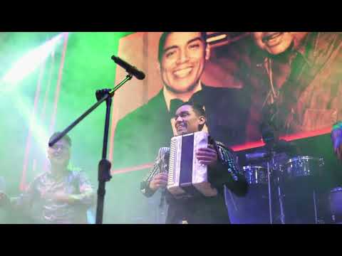 PERUANA DE LOS OJOS CHINOS - DONNIE YAIPÉN (NOCHE DE AMOR Y FIESTA)