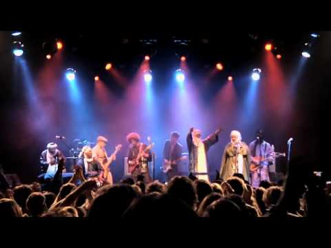 Tinariwen & Red Hot Chili Peppers - "Cler Achel"