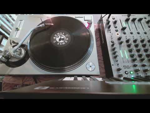 Chicken Lips – He Not In (original mix)