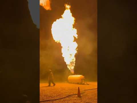 Die Feuerwehr liebt diesen Song #fyp #kamin #benzin #gasolina #gas #flames #fire #musik #firefighter