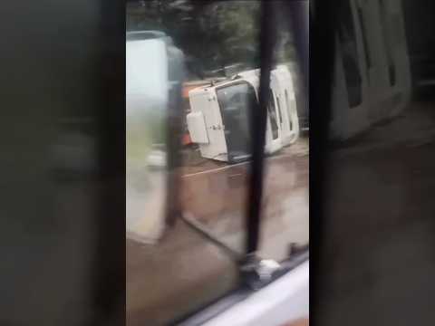 Caminhão tomba na ERS-404 entre Rondinha e Ronda Alta