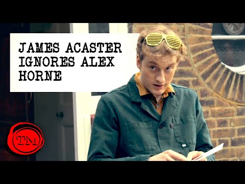 Jak James Acaster ignoruje Alexe Horna