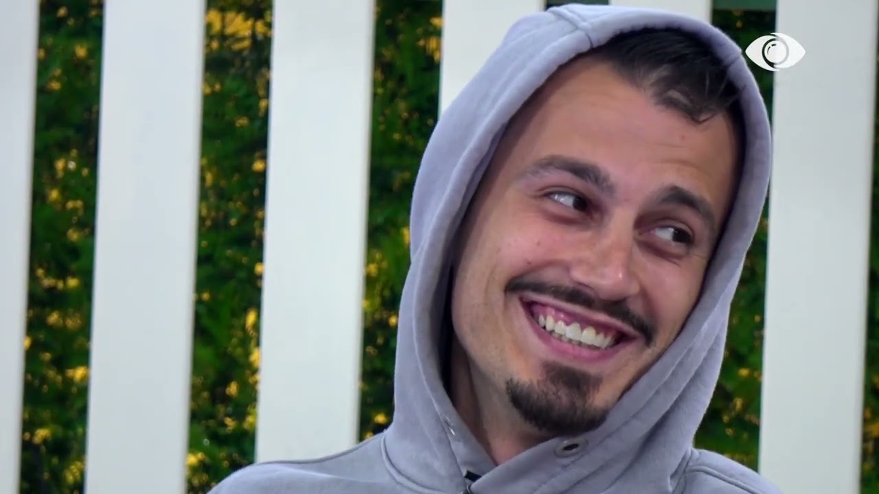 “Si s’më vrave më mirë…”/ Mateo i flet Brikenës teksa dëgjojnë këngën në sfond