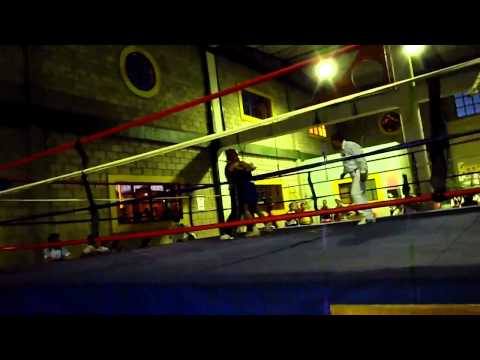 Round 1° Torneo Interclubes de Boxeo Amateur (Soy el del casco rojo)