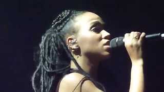 FKA twigs - Lights On Part 1 (HD)(Live @ The Roundhouse, London. 19/02/2015)