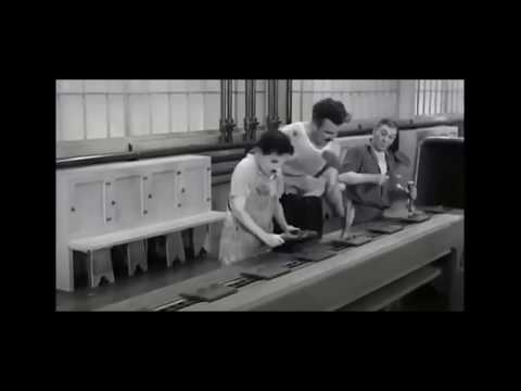 chaplin tiempos modernos escena linea de montaje
