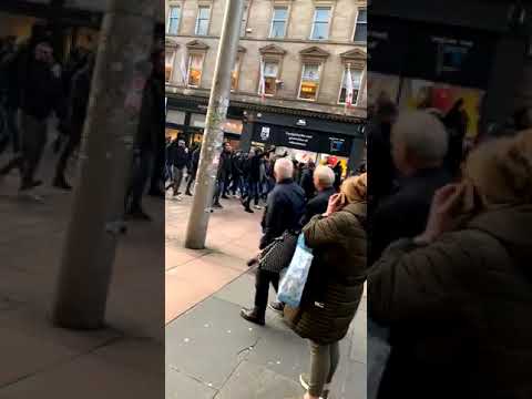 A Glasgow il saluto romano degli ultras della Lazio - Via Twitter/Ravz