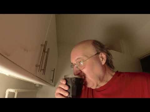MongoTV_10579 - SPISER PAKKE KIKS MED GLAS COLA FREDEAG DEN 13. AFTEN