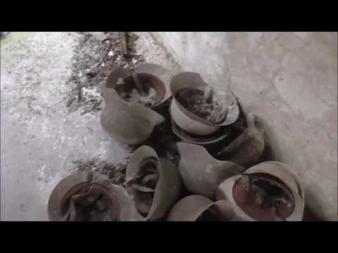 Lost Places   1000 Helme in einem vergessenen Raum gestapelt