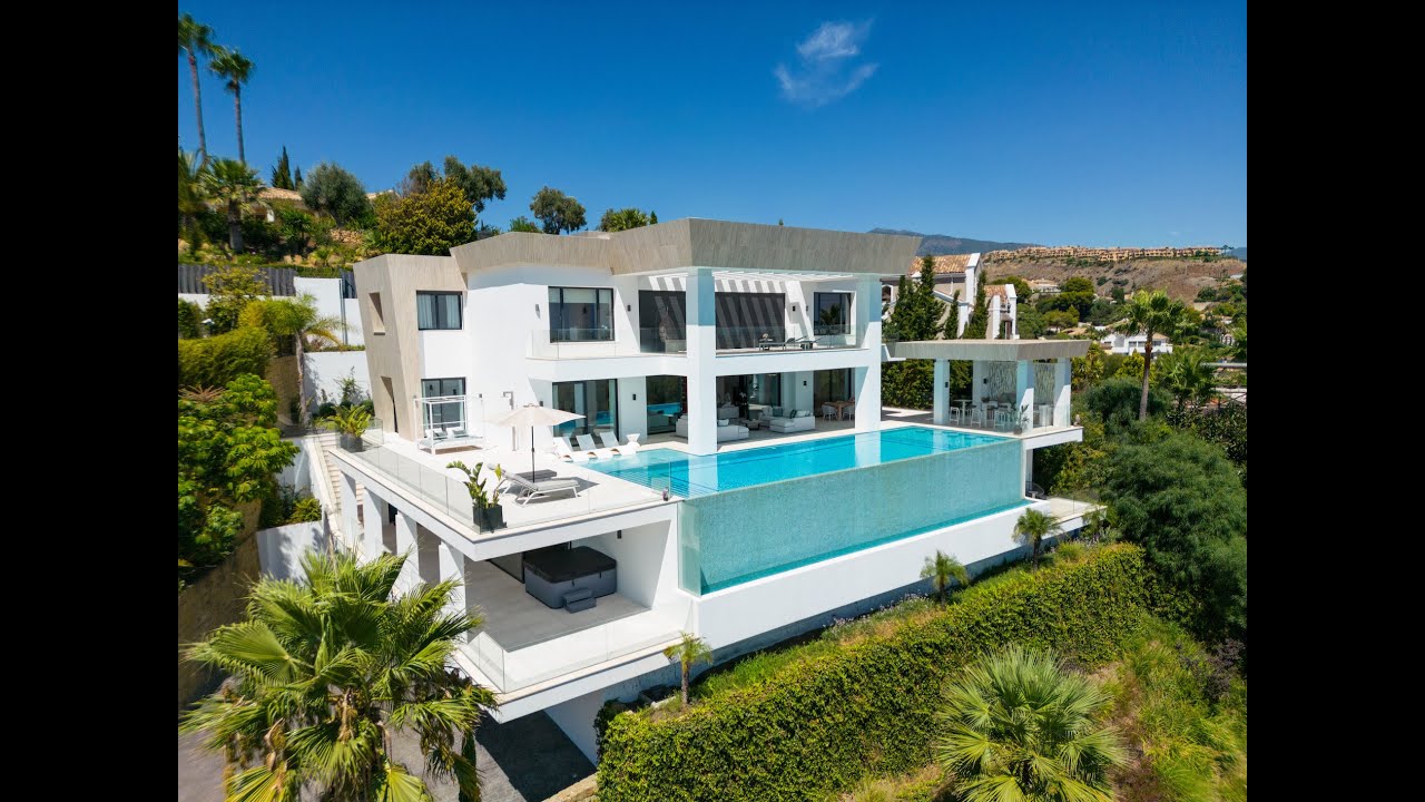 Élégante villa de 7 chambres avec piscine à débordement et vue exceptionnelle à vendre à El Paraiso, Estepona