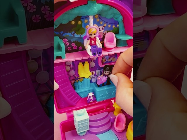 Vídeo relacionado con Polly Pocket Bubble Tea Panda, Cofre con Set de Juego con Forma de Tienda de té de Burbujas para Mini muñecas, Incluye 2 Figuras y 12 Accesorios, Juguete Regalo para niños y niñas +4 años, HWN95