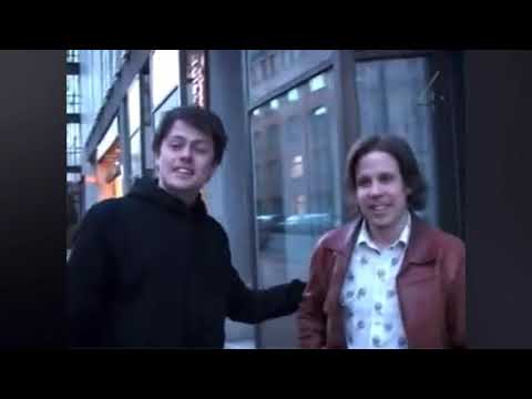 Filip och Fredrik sprutar brandskum på polisbil |  från ursäkta röran vi bygger om | tv4 2002 🚓  🧯