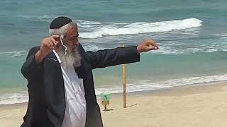 מכלול המחשבות   הקליפ הרשמי  הרב רוני בוסי  יצ"ו (הרב רוני בוסי) - התמונה מוצגת ישירות מתוך אתר האינטרנט יוטיוב. זכויות היוצרים בתמונה שייכות ליוצרה. קישור קרדיט למקור התוכן נמצא בתוך דף הסרטון