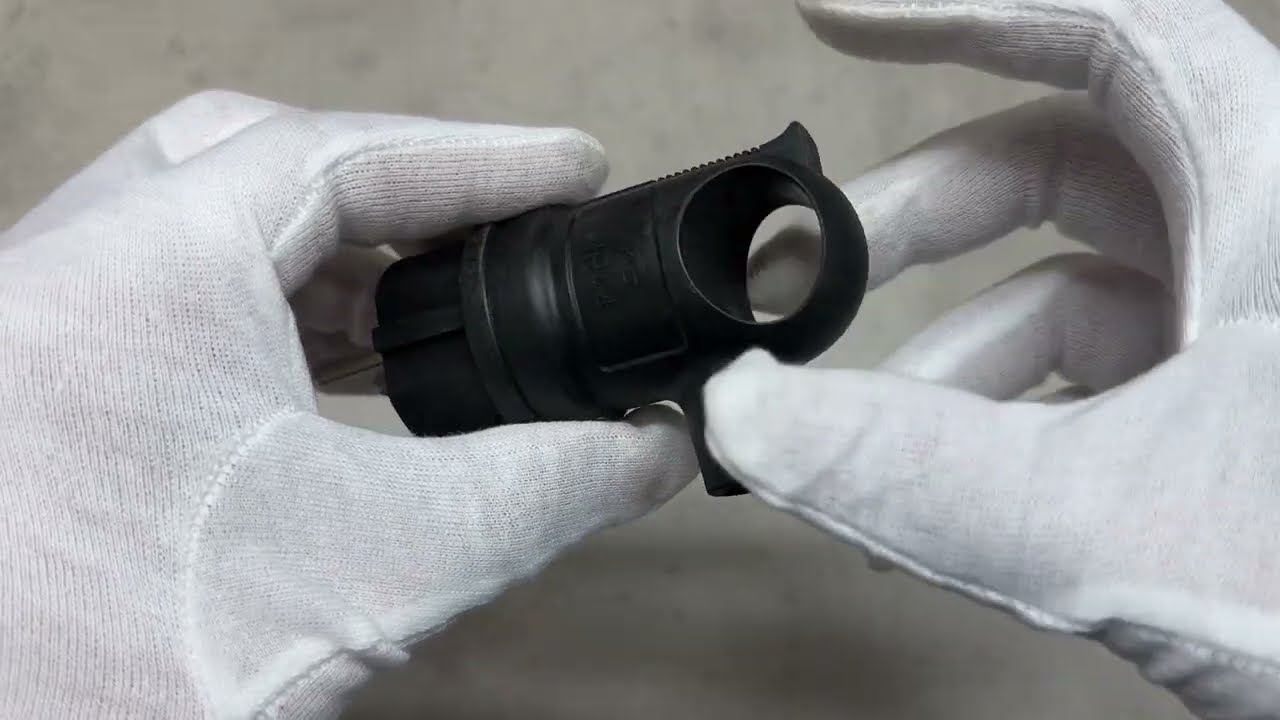 Вилка угловая LUXEL 1130 с заземлением и ушком черная