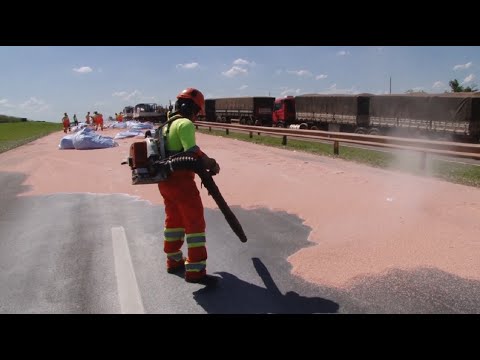 Acidente entre caminhões derruba carga de adubo na Rodovia Washington Luís