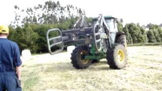 preview picture of video 'John Deere 3350 cargando Bolos'