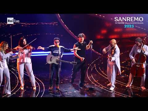 Sanremo 2023 - Leo Gassmann con Edoardo Bennato canta un medley di Bennato