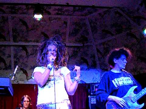 The Slits - Love Und Romance  (Live at the Deaf Institute)