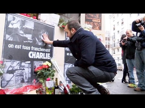 Émotion, hommage et recueillement au siège de Charlie Hebdo