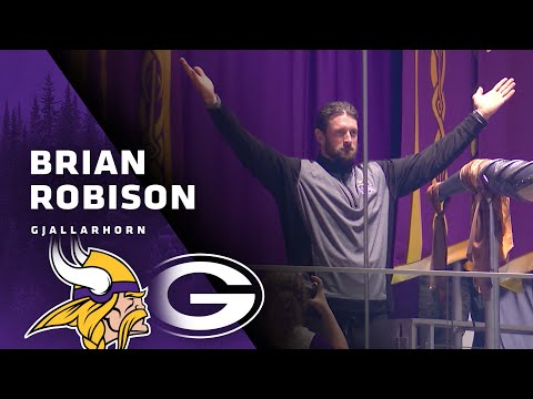 Brian Robison Sounds The Gjallarhorn, Leads Skol Chant Prior to Minnesota Vikings-Green Bay Packers