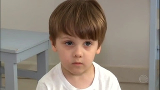 Menino brasileiro que nasceu autista surpreende ao falar só em inglês