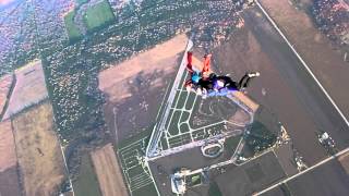 preview picture of video 'Wing Cheong Chan's first skydive at Grand Bend Ontario'