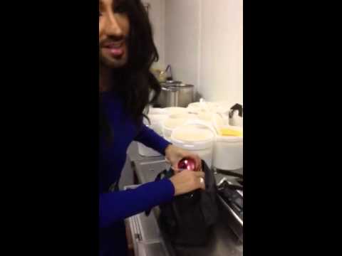 CONCHITA 4711 - COMEDY- In the kitchen @Rosa Weihnachtsmarkt Frankfurt
